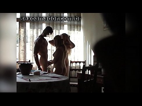 ❤️ Inimbitahan ng mga sex friends ang isang higanteng lalaki at isang threesome kasama niya ❤ Porno sa amin ❌️
