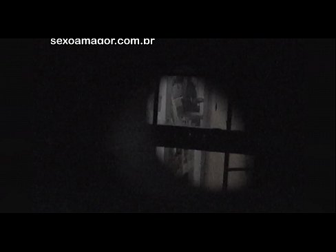 ❤️ Si Blondie ay lihim na nakunan ng video ng isang voyeur ng kapitbahayan na nakatago sa likod ng mga guwang na brick ❤ Porno sa amin ❌️