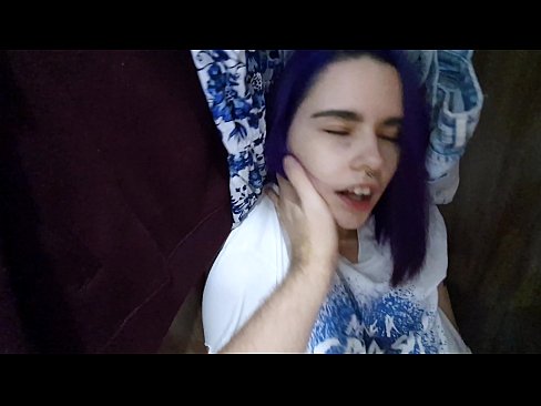 ❤️ Natagpuan ang aking kapatid na babae sa aparador at tinulungan ang kanyang cum ❤ Porno sa amin ❌️